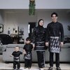 Si Keluarga Estetik, Ini Foto-Foto Lebaran Keluarga Dinda Hauw dan Rey Mbayang Dalam Balutan Busana Hitam