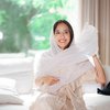 7 Foto Pevita Pearce Kenakan Hijab di Momen Lebaran Idul Fitri, Pesona Kecantikannya Sopan Banget