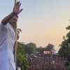 8 Momen Shah Rukh Khan Rayakan Lebaran Sambil Sapa Ratusan Fans di Depan Kediamannya, Bak Nonton Konser