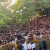 8 Momen Shah Rukh Khan Rayakan Lebaran Sambil Sapa Ratusan Fans di Depan Kediamannya, Bak Nonton Konser