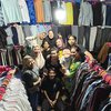 Gaya Indah Permatasari Selama di Kampung Halaman Suami, Petik Daun Kelor Sampai Belanja di Pasar Baju Bekas