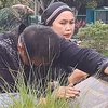 Momen Doddy Sudrajat Ziarah ke Makam Vanessa Angel, Cium Hingga Cabuti Rumput di Pusaran Jadi Sorotan