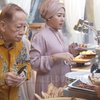 9 Foto-Foto Halal Bi Halal Maia Estianty Bareng Keluarga Besar di Rumah, Seru Banget Sambil Bagi-Bagi THR!