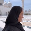 Dikira Mualaf, Ini 7 Foto Shandy Aulia Pakai Kerudung Saat Liburan ke Abu Dhabi
