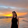 8 Foto Syifa Hadju Berlatar Sunset dan Pantai, Cantik Nggak Kalah sama Pemandangannya!