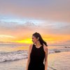 8 Foto Syifa Hadju Berlatar Sunset dan Pantai, Cantik Nggak Kalah sama Pemandangannya!