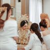7 Foto Para Bridesmaid Putri Isnari, Ada Selfi Yamma hingga Nia LIDA