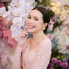 7 Potret Detail Kebaya Beby Tsabina saat Lamaran, Tampak Elegan dan Mahal dengan Sentuhan Tradisional