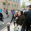 Foto Romantis Nagita Slavina Support Raffi Ahmad di London Marathon 2024, Heboh Bawa Speaker dari Jakarta