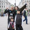 Foto Romantis Nagita Slavina Support Raffi Ahmad di London Marathon 2024, Heboh Bawa Speaker dari Jakarta