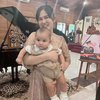 Makin Bahagia Jadi Ibu, Ini Foto-Foto Masayu Clara Nikmati Momen Momong Dua Bayi Kembar yang Gemas Banget!