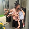 Kumpulan Momen Nadine Chandrawinata Momong 2 Anak Sendiri, The Real Strong Mom Nih!
