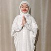 8 Foto Bilqis Anak Ayu Ting Ting Pakai Hijab, Sholehah dan Cantik Banget!