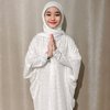 Potret Anggun Bilqis Khumairah Anak Ayu Ting Ting Kenakan Hijab Putih, Tampak Sholeha
