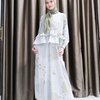 8 Foto Donita Selalu Menawan dengan Gaya Hijab Segi Empat Simple, Bisa Jadi Referensi Fashion Nih!