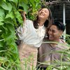 Bikin Netizen Takut Cinlok, Ini Deretan Foto Krisjiana dan Angela Glisha yang Sering Pamer Kebersamaan di Lokasi Syuting