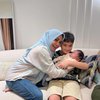 7 Foto Rafathar Gendong dan Momong Baby Lily, Sayang Seperti Adik Kandung Sendiri