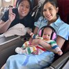 Foto Gemas Baby Kya Anak Jessica Mila saat Pertama Kali Naik Pesawat, Langsung Main ke Pantai