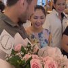 Dirayakan Bareng Mertua Sampai Dapat Buket Bunga Cantik, Ini 7 Foto Anniversary Jessica Mila dan Yakup yang Pertama