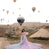 Berlatarkan View Indah Cappadocia, Ini Deretan Foto Cantik Sarah Keihl Jalani Photoshoot di Turki!