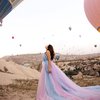 Berlatarkan View Indah Cappadocia, Ini Deretan Foto Cantik Sarah Keihl Jalani Photoshoot di Turki!