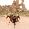 Berlatarkan View Indah Cappadocia, Ini Deretan Foto Cantik Sarah Keihl Jalani Photoshoot di Turki!