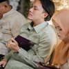 Jadi Momen Kumpul dengan Adik, Ini 10 Foto Pengajian Jelang Pernikahan Rizky Febian yang Berlangsung Khusyuk!