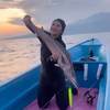 Gak Takut Kulitnya Gosong Kena Panas, Ini Deretan Momen Seru Prilly Latuconsina Mancing di Perairan Sulawesi Selatan!