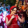 10 Foto Penampilan Putri Isnari di Pernikahan Kakak Ipar, Jadi Pusat Perhatian dengan Perhiasan Segambreng!