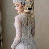 12 Foto Detail Busana Pengantin Mahalini Beserta Riasan Siger Sundanya yang Serba Elegan, Pakai Desainer Ternama!