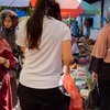  Foto Indah Permatasari Borong Ikan di Pasar Tradisional, Tetap Cantik Meski Cuma Pakai Sendal Jepit