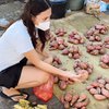  Foto Indah Permatasari Borong Ikan di Pasar Tradisional, Tetap Cantik Meski Cuma Pakai Sendal Jepit