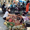  Foto Indah Permatasari Borong Ikan di Pasar Tradisional, Tetap Cantik Meski Cuma Pakai Sendal Jepit