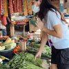  Foto Indah Permatasari Borong Ikan di Pasar Tradisional, Tetap Cantik Meski Cuma Pakai Sendal Jepit