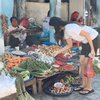  Foto Indah Permatasari Borong Ikan di Pasar Tradisional, Tetap Cantik Meski Cuma Pakai Sendal Jepit