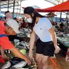  Foto Indah Permatasari Borong Ikan di Pasar Tradisional, Tetap Cantik Meski Cuma Pakai Sendal Jepit