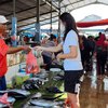  Foto Indah Permatasari Borong Ikan di Pasar Tradisional, Tetap Cantik Meski Cuma Pakai Sendal Jepit