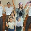 Deretan Foto Sarwendah dan Betrand Peto Joget Koplo Bareng Lucas eks NCT, Luwes Banget!