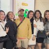 7 Foto Raffi Ahmad Ngamen di Pinggir Jalan Korea, Auto Terkenal nih!