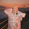 Stay Ukhti, Ini 7 Foto OOTD Dara Arafah Tetap Berhijab saat Liburan di Bali