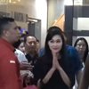 Beda dari Sebelumnya, Ini Foto Sandra Dewi yang Terus Mendunduk Menahan Tangis saat Dihadang Wartawan