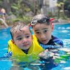 8 Foto Keseruan Rayyanza dan Rafathar Berenang Bersama, Meski Rambut Lepek tapi Wajah Tetap Ganteng Maksimal!