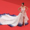 8 Foto Cantik Cinta Laura di Red Carpet Cannes Film Festival, Gaun Putihnya Langsung Jadi Pusat Perhatian! 