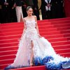 8 Foto Cantik Cinta Laura di Red Carpet Cannes Film Festival, Gaun Putihnya Langsung Jadi Pusat Perhatian! 