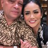 Foto Kris Dayanti di KTT WWF 2024, Romantis Ditemani Raul Lemos yang Disebut Makin Mirip Azura