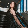 Pesona Laura Moane Tampil Memikat Kenakan Dress Hitam, Disebut Julie Estelle saat Muda