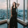 Pesona Laura Moane Tampil Memikat Kenakan Dress Hitam, Disebut Julie Estelle saat Muda