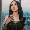 Pesona Laura Moane Tampil Memikat Kenakan Dress Hitam, Disebut Julie Estelle saat Muda