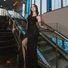 Pesona Laura Moane Tampil Memikat Kenakan Dress Hitam, Disebut Julie Estelle saat Muda