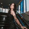 Pesona Laura Moane Tampil Memikat Kenakan Dress Hitam, Disebut Julie Estelle saat Muda